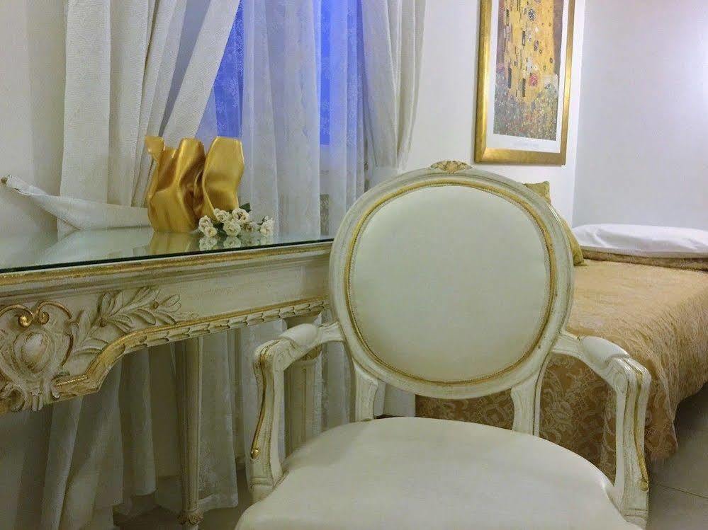 Residenza Due Torri Check In Presso Hotel Centrale Vicolo Cattani 7 Bologna Eksteriør bilde